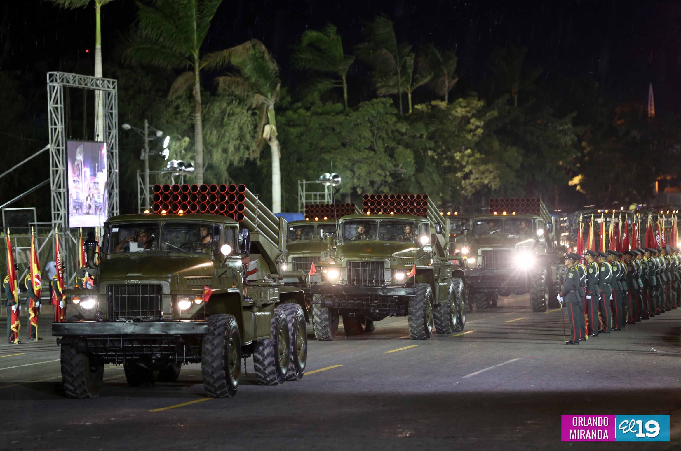 Desfile Militar en honor al 34 Aniversario del Ejército