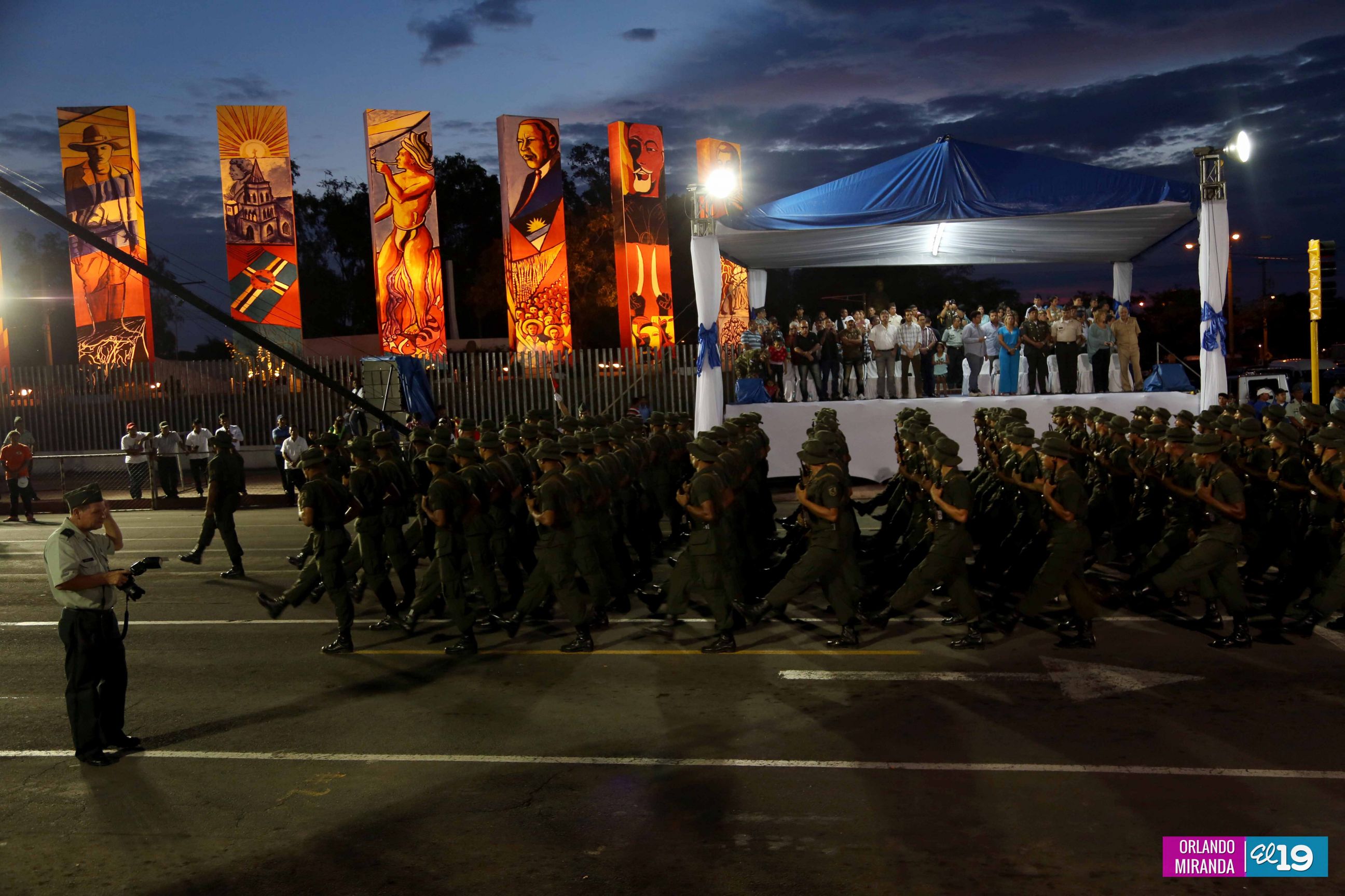 Desfile Militar en honor al 34 Aniversario del Ejército