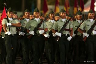 Desfile Militar en honor al 34 Aniversario del Ejército