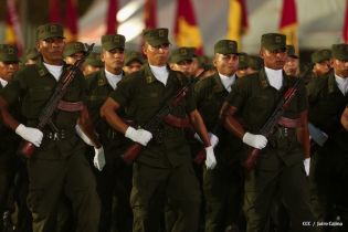 Desfile Militar en honor al 34 Aniversario del Ejército