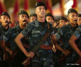 Desfile Militar en honor al 34 Aniversario del Ejército
