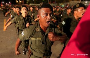 Desfile Militar en honor al 34 Aniversario del Ejército