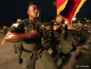 Desfile Militar en honor al 34 Aniversario del Ejército