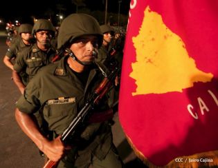 Desfile Militar en honor al 34 Aniversario del Ejército