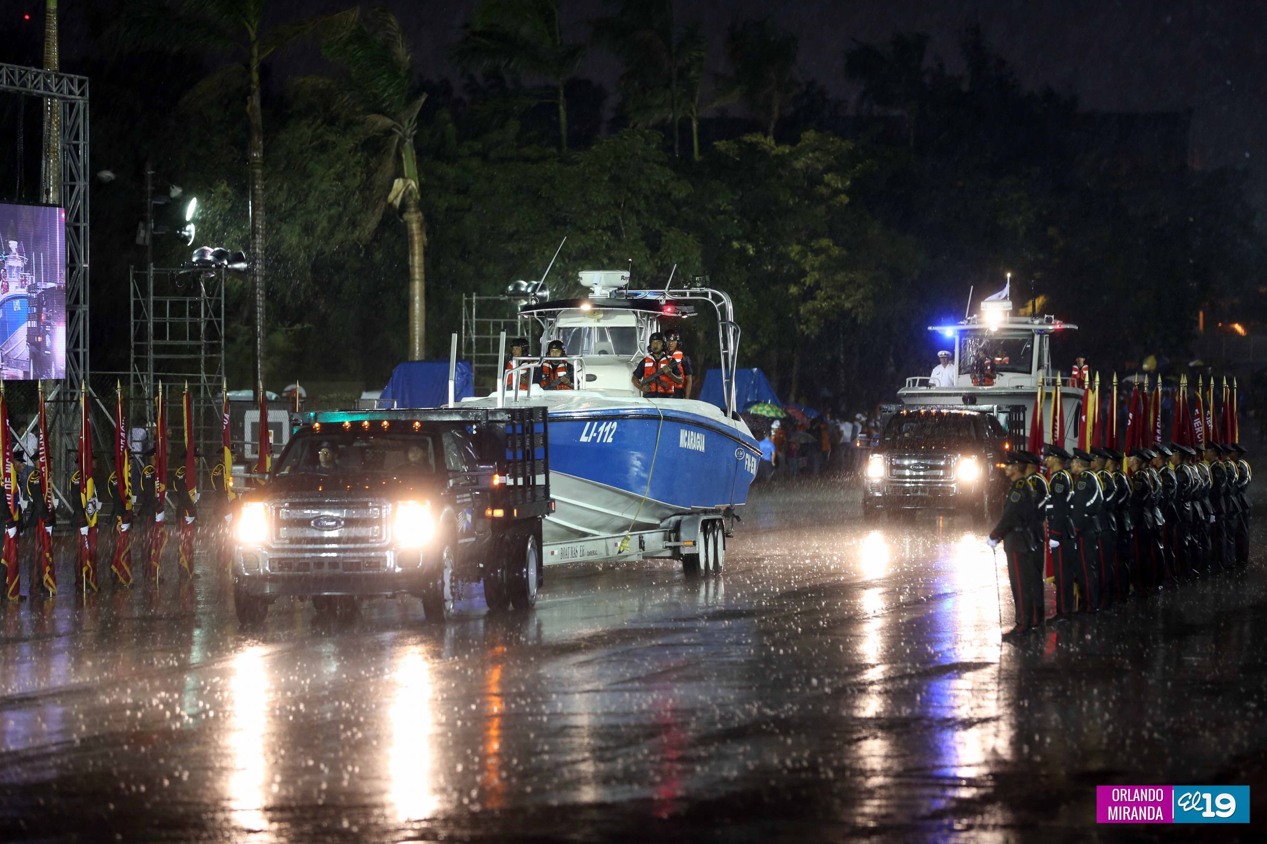 Desfile Militar en honor al 34 Aniversario del Ejército