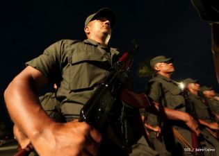 Desfile Militar en honor al 34 Aniversario del Ejército