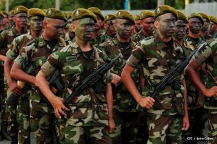 Desfile Militar en honor al 34 Aniversario del Ejército