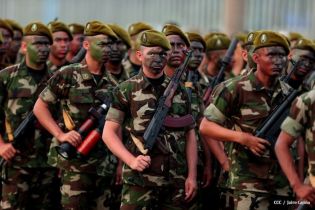 Desfile Militar en honor al 34 Aniversario del Ejército