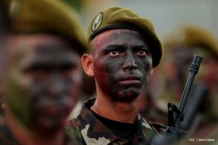 Desfile Militar en honor al 34 Aniversario del Ejército