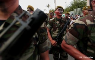 Desfile Militar en honor al 34 Aniversario del Ejército