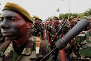 Desfile Militar en honor al 34 Aniversario del Ejército