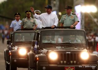 Desfile Militar en honor al 34 Aniversario del Ejército