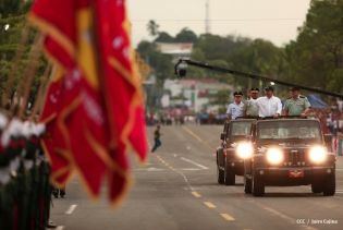 Desfile Militar en honor al 34 Aniversario del Ejército