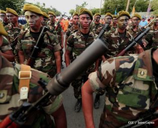 Desfile Militar en honor al 34 Aniversario del Ejército
