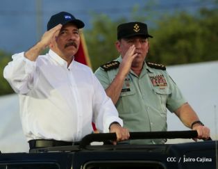 Desfile Militar en honor al 34 Aniversario del Ejército