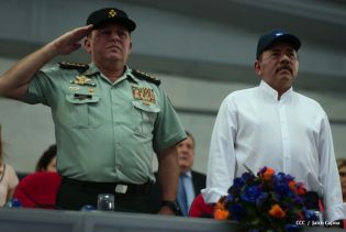 Desfile Militar en honor al 34 Aniversario del Ejército