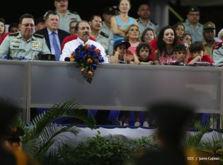 Desfile Militar en honor al 34 Aniversario del Ejército