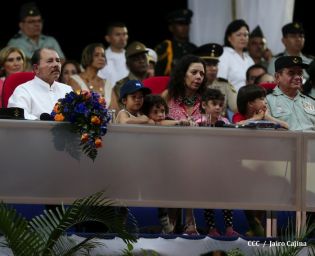 Desfile Militar en honor al 34 Aniversario del Ejército