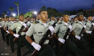 Desfile Militar en honor al 34 Aniversario del Ejército