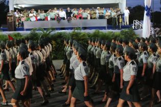 Desfile Militar en honor al 34 Aniversario del Ejército