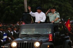 Desfile Militar en honor al 34 Aniversario del Ejército