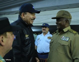 Desfile Militar en honor al 34 Aniversario del Ejército