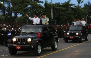 Desfile Militar en honor al 34 Aniversario del Ejército
