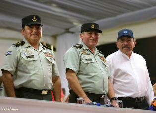 Desfile Militar en honor al 34 Aniversario del Ejército