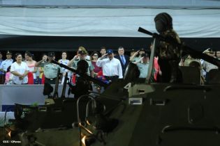 Desfile Militar en honor al 34 Aniversario del Ejército