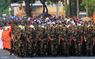 Desfile Militar en honor al 34 Aniversario del Ejército