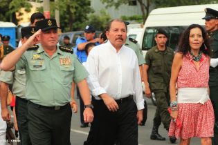 Desfile Militar en honor al 34 Aniversario del Ejército