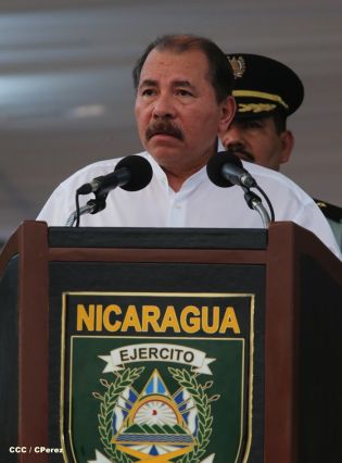 Desfile Militar en honor al 34 Aniversario del Ejército