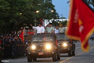 Desfile Militar en honor al 34 Aniversario del Ejército