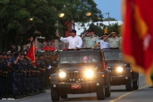 Desfile Militar en honor al 34 Aniversario del Ejército