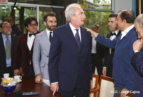 Presidente Daniel recibe a participantes del II Festival Pucciniano