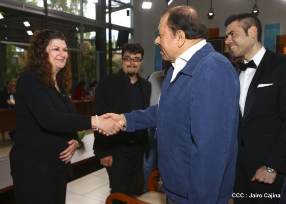 Presidente Daniel recibe a participantes del II Festival Pucciniano