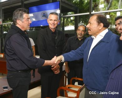 Presidente Daniel recibe a participantes del II Festival Pucciniano