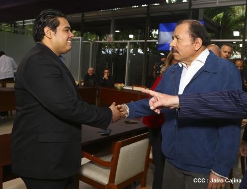 Presidente Daniel recibe a participantes del II Festival Pucciniano