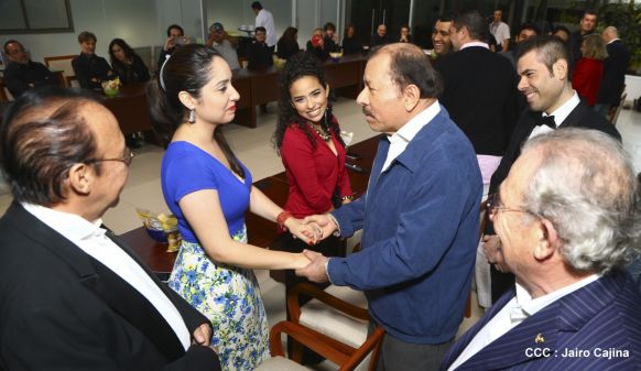 Presidente Daniel recibe a participantes del II Festival Pucciniano