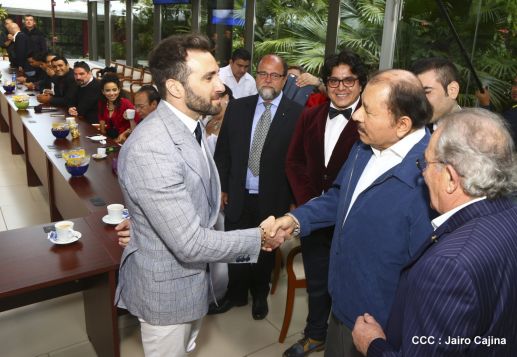 Presidente Daniel recibe a participantes del II Festival Pucciniano