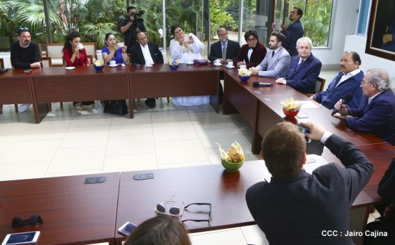 Presidente Daniel recibe a participantes del II Festival Pucciniano