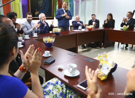 Presidente Daniel recibe a participantes del II Festival Pucciniano