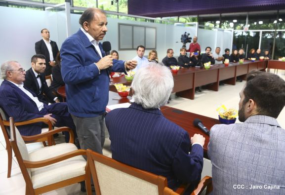 Presidente Daniel recibe a participantes del II Festival Pucciniano