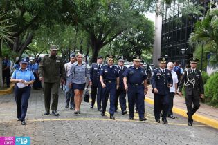 Ofrendas florales para honrar a caídos de la Policía Nacional