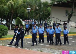 Ofrendas florales para honrar a caídos de la Policía Nacional