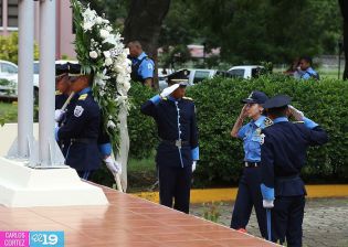 Ofrendas florales para honrar a caídos de la Policía Nacional