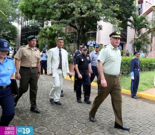 Ofrendas florales para honrar a caídos de la Policía Nacional