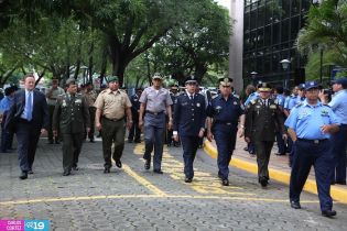 Ofrendas florales para honrar a caídos de la Policía Nacional