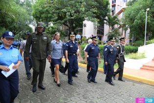 Ofrendas florales para honrar a caídos de la Policía Nacional
