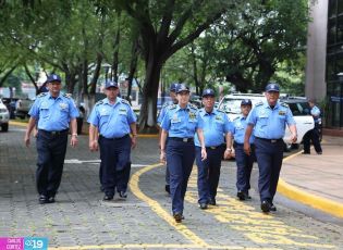 Ofrendas florales para honrar a caídos de la Policía Nacional